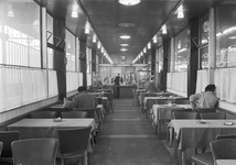 166052 Interieur van de wachtkamer met buffet op het 3e perron van het N.S.-station Eindhoven te Eindhoven.